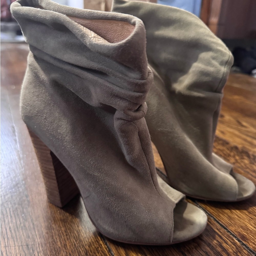 Kristin Cavallari Laurel Chinese laundry suede booties! Size 6.5